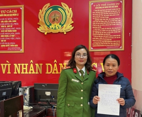 Công an phường Đông Hải hỗ trợ công dân nhận lại tiền chuyển khoản nhầm